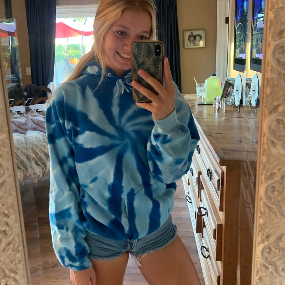 Fun tie dye blue sweatshirt!!